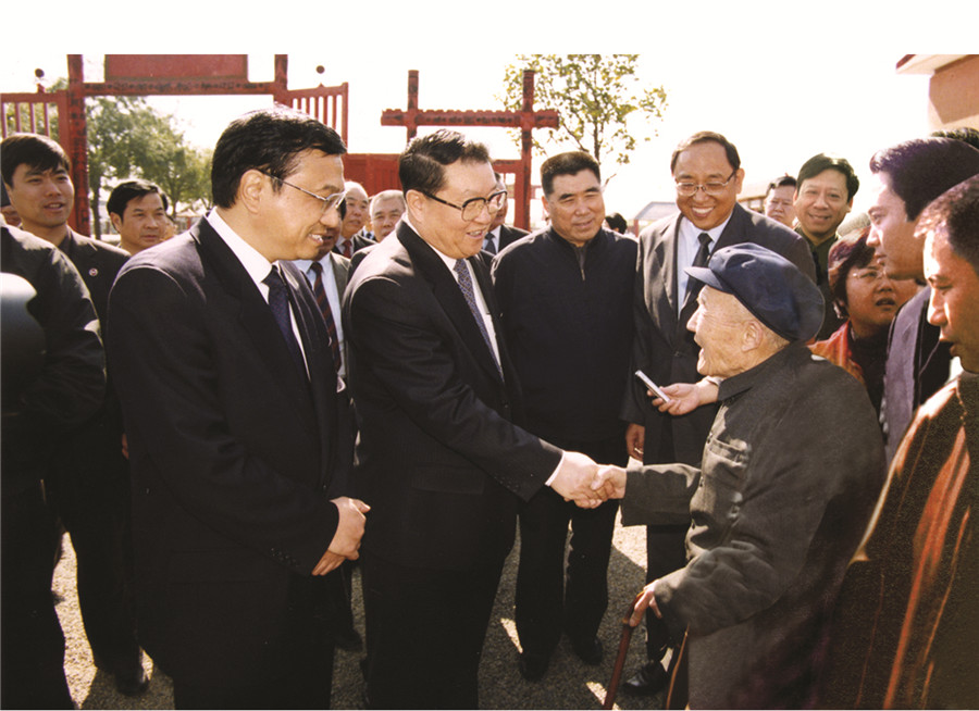 中共中央政治局常委、國務(wù)院總理（時任河南省委書記）李克強，原中共中央政治局常委李長春接見吳培文