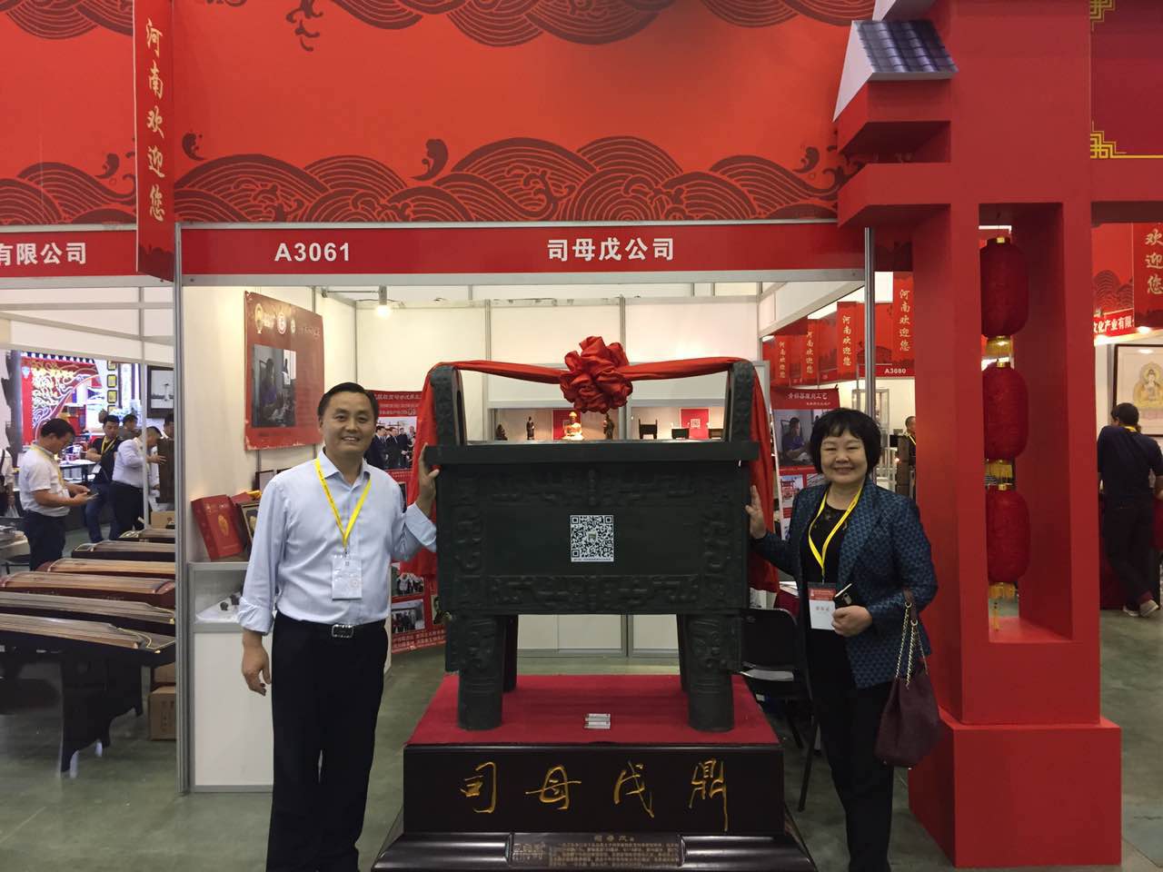 河南省文化廳副廳長閆彩敬關(guān)注安陽展出的司母戊鼎工藝美術(shù)品