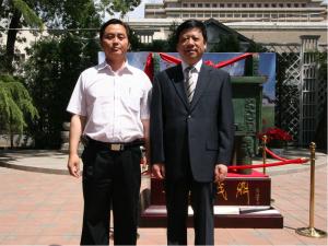 河南省政協(xié)副主席靳綏東與司母戊公司董事長(zhǎng)吳蘇桉合影