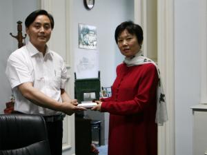 中國(guó)人民對(duì)外友好協(xié)會(huì)會(huì)長(zhǎng)李小林與司母戊公司董事長(zhǎng)吳蘇桉合影