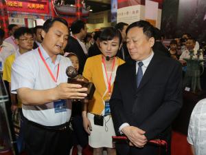 河南省總工會(huì)主席張大衛(wèi)視察司母戊公司產(chǎn)品