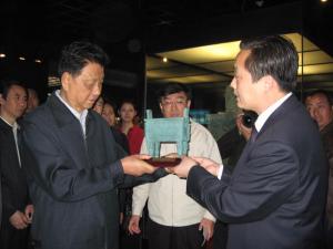 董事長(zhǎng)吳蘇桉向原全國(guó)政協(xié)副主席王忠禹贈(zèng)送公司產(chǎn)品