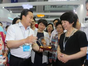 河南省委常委、省委宣傳部長(zhǎng)趙素萍視察公司產(chǎn)品
