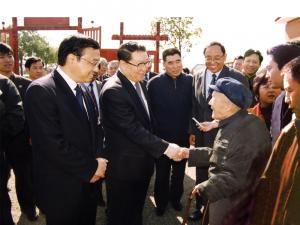 中共中央政治局常委、國(guó)務(wù)院總理李克強(qiáng)（原河南省委書(shū)記）李克強(qiáng)、原中共中央政治局常委李長(zhǎng)春接見(jiàn)吳培文老先生
